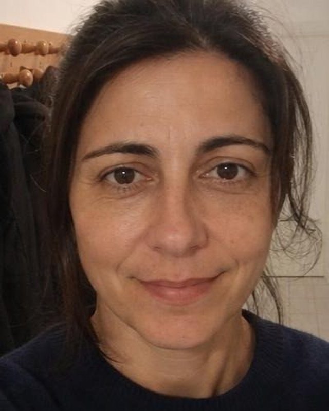 Foto de móvil de una mujer de unos 40 años, una persona ficticia generada con IA